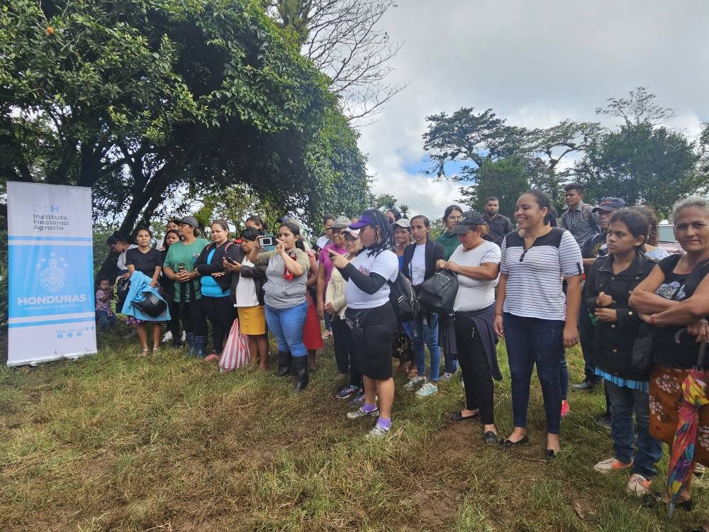 Cumpliendo política de género de Xiomara Castro:  INA entrega tierras a 98 mujeres campesinas en El Paraíso